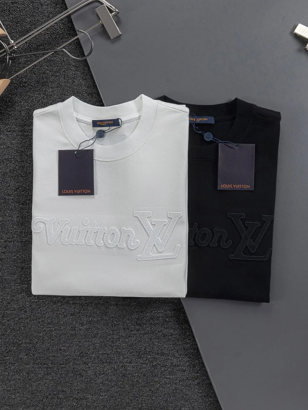 🅿️220 Louis Vuitton 1V LV slightly wide version S-XL LV 26ss new product counters are on the shelves at the same time. Multiple craftsmanship. Three-dimensional water-soluble cotton letters on the chest🪡 embroidery + water-soluble cotton large letters logo on the back🪡 embroidery. Round neck short-sleeved T-shirt, same style for men and women! Consigned to one-to-one creation. Synchronized with the official website, pure cotton fabrics at the counter! It is close to the skin and comfortable, durable and easy to wear. It has a classic and simple logo design and meticulous original craftsmanship. Short-sleeves, a must-have item for men, do not appear to be the same for the general public, but must be unique and eye-catching. This LV short-sleeve is all about quality, comfort, the same shape and fashion as always, including fabrics and cutting techniques. All of them have been made with great effort! 320 grams of washed pure cotton fabric, pure cotton is breathable, very refreshing and comfortable for daily wear. The rib knitting on the neckline is smooth and tight, and the neckline will not be skewed if you toss it at will. The loose version, you will find that it looks really good on the upper body. The overall is minimalist and neat, super versatile for daily use! Pair it casually with a pair of pants for a youthful look. A T-shirt will make your outfit crazy. It is a fashionable item that can never go wrong! Color: Black White Size: S-XL Size chart: S: Shoulder width 50-Bust 56-Length 70 M: Shoulder width 52-Bust 57-Length 72 L: Shoulder width 54-Bust 59-Length 74 XL: Shoulder width 56-Bust 62-Length 76